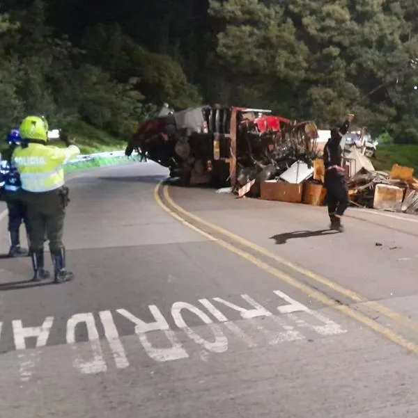 Volcamiento de camión en la vía La Calera