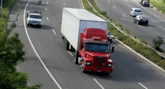 Joven de 24 años perdió la vida, arrollado por un tractocamión en Santander