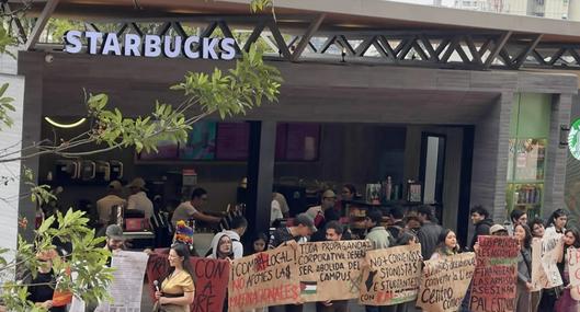 Armaron protesta en Starbucks de Los Andes, en el centro de Bogotá. Los estudiantes aseguran que esta empresa apoya el conflicto israelí. 