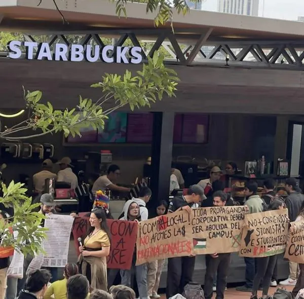 Armaron protesta en Starbucks de Los Andes, en el centro de Bogotá. Los estudiantes aseguran que esta empresa apoya el conflicto israelí. 