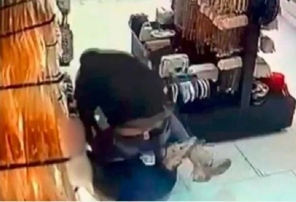 EN VIDEO: Se metió al almacén donde trabaja su ex en San Cristóbal e intentó asesinarla 