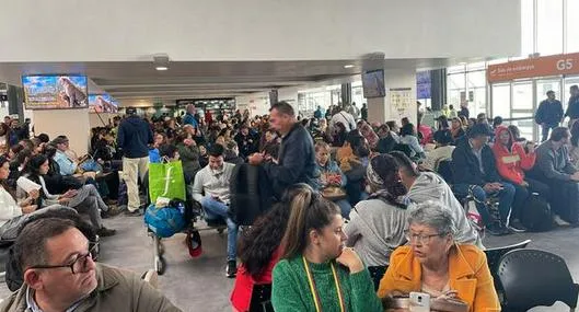 Reportan congestión en El Dorado por restricciones en espacio aéreo y mal clima