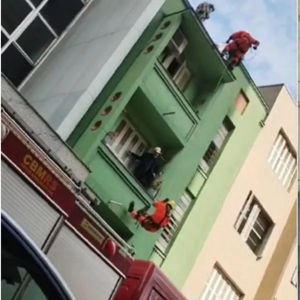 Bombero en Brasil cayó desde 15 metros al tratar de salvar a hombre en un edificio: video viral