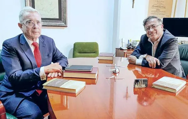 Gustavo Petro le responde a Álvaro Uribe por señalamiento de paramilitares