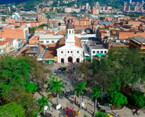 Antioquia hoy: niña de 4 años fue abandonada en plena calle por padres borrachos