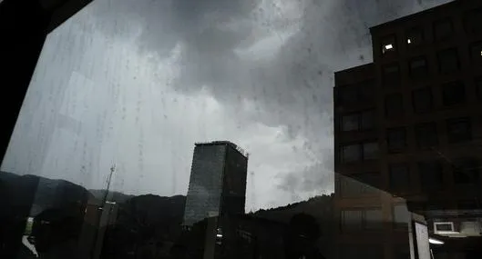 Se vino fuerte aguacero este sábado Bogotá con una nube negra que se posó en el cielo capitalino y oscureció el día. "Parecen las 6 de la tarde". 