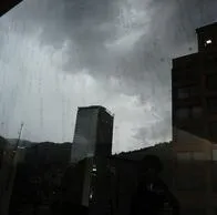 Se vino fuerte aguacero este sábado en Bogotá con nube negra que oscureció el día; hay caos