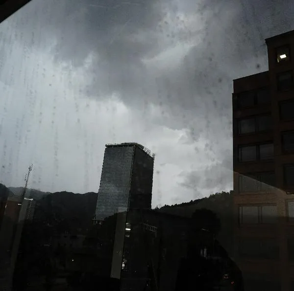 Se vino fuerte aguacero este sábado Bogotá con una nube negra que se posó en el cielo capitalino y oscureció el día. "Parecen las 6 de la tarde". 
