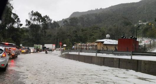 Impresionante granizada en La Calera por carros atrapados y vías colapsadas. Hay un trancón considerable en la vía que conecta al municipio con la capital.