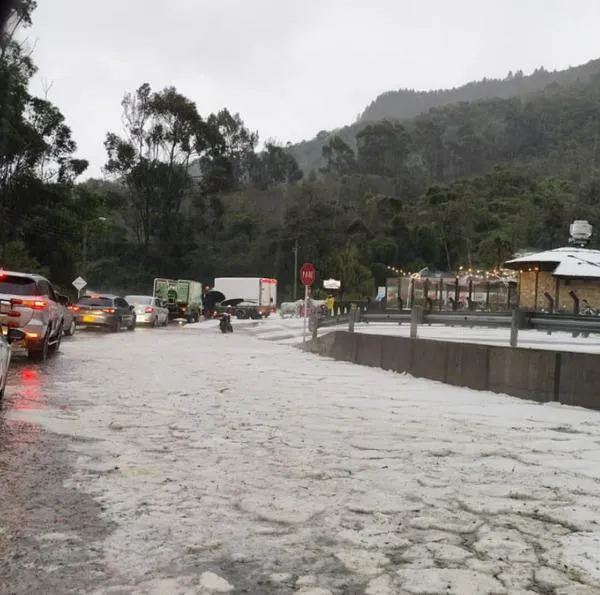 Impresionante granizada en La Calera por carros atrapados y vías colapsadas. Hay un trancón considerable en la vía que conecta al municipio con la capital.
