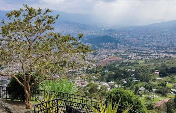 Joven fue encontrada muerta en un solitario camino de Copacabana: tenía heridas de bala 
