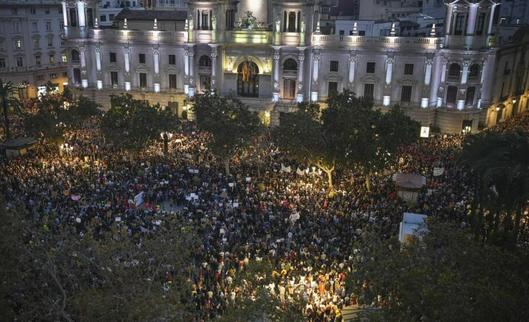 Valencia manifiesta su hartazgo contra la gestión política del diluvio mortal