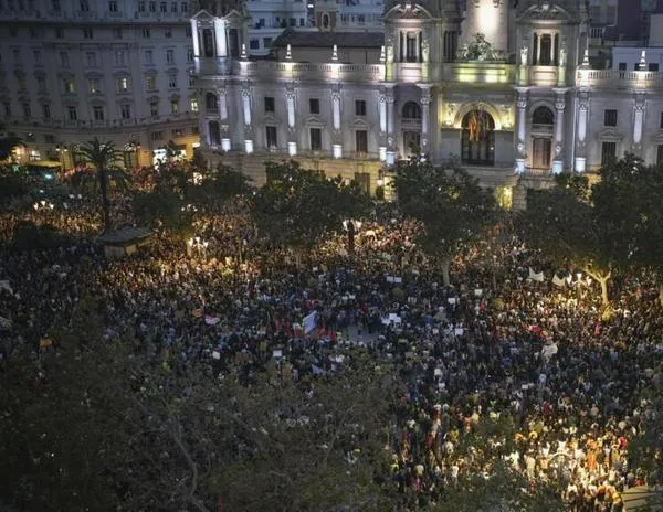 Valencia manifiesta su hartazgo contra la gestión política del diluvio mortal