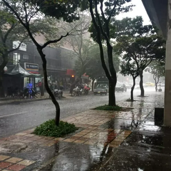 Fuerte aguacero opacó el amanecer de este domingo 10 de noviembre en Bogotá y hasta la banda Linkin Park llevó del bulto por las fuertes lluvias. 