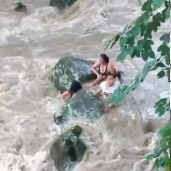 Así fue el angustioso rescate de una familia en un río de Viotá, Cundinamarca