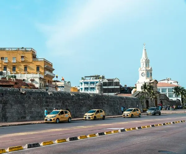 Polémica en Cartagena por denuncia de cobro excesivo en taxi: alcalde y turista se enfrentan en redes