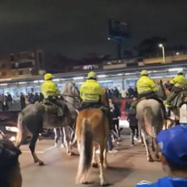 Hinchas de Millonarios bloquearon las NQS este 10 de noviembre, frente a El Campín, para quejarse por el servicio de Transmilenio.