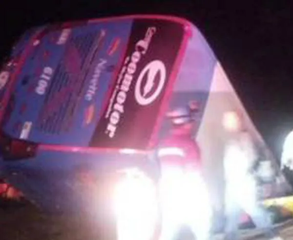 Accidente de tránsito en La Línea dejó personas heridas; bus terminó volcado