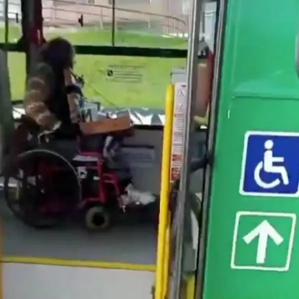 Conductor que abandonó bus de Transmilenio no renunció, sino que huyó de usuarios