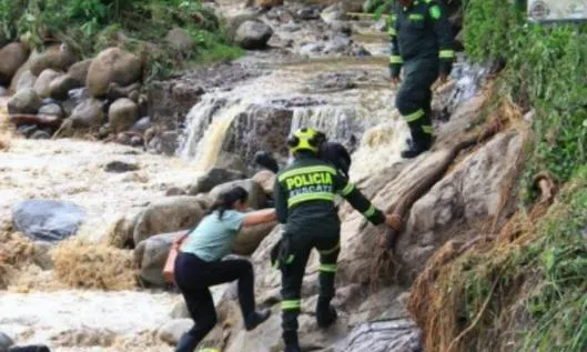 Avalancha en Santander dejó varias viviendas destruídas y una adulta mayor muerta