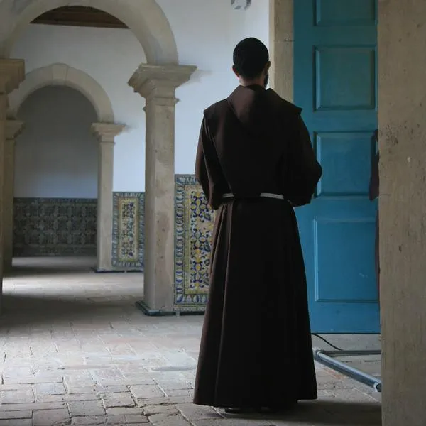 Murió monje agredido por hombre que ingresó a monasterio gritando que era Jesucristo
