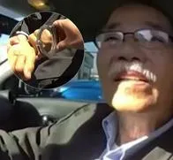 Brutal ataque de policía a abuelo de 71 años: usó gancho para tirarlo al piso y esposarlo