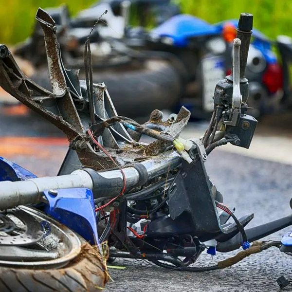 Joven universitario murió en accidente al estrellar su moto con un bus Santander
