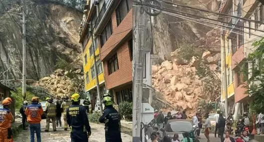 Derrumbe en Bogotá  afectó viviendas del barrio Las Delicias en el norte de la ciudad; Bomberos buscan personas atrapadas entre los escombros.