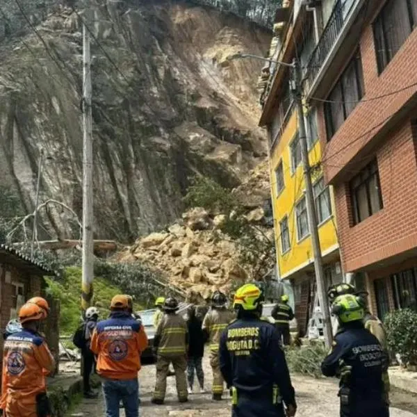 Derrumbe en Bogotá  afectó viviendas del barrio Las Delicias en el norte de la ciudad; Bomberos buscan personas atrapadas entre los escombros.