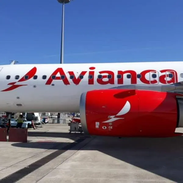 La aerolínea Avianca tomó una decisión con sus pasajeros que se vieron afectados por cancelación de vuelos: activó plan que conviene.