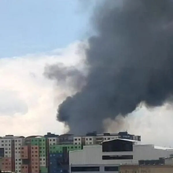 Incendio en bodega de repuestos es atendido en barrio San José Bogotá, con racionamiento de agua