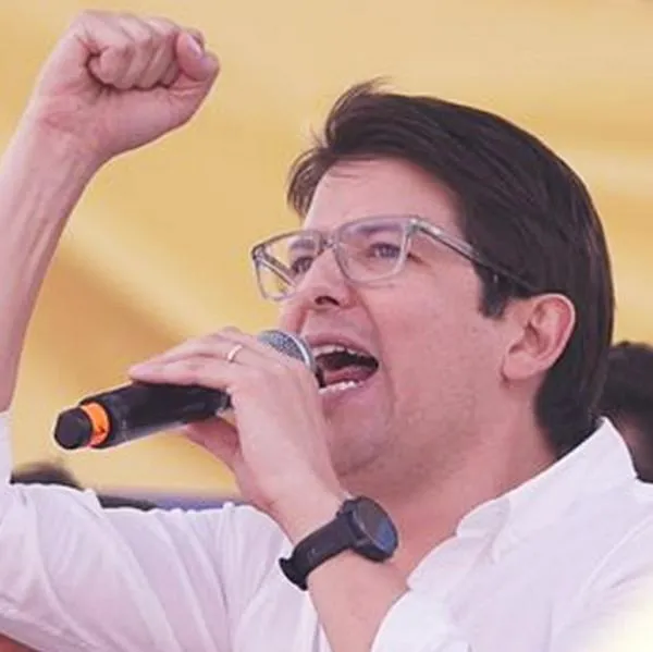 Miguel Uribe se adelanta en las encuestas.