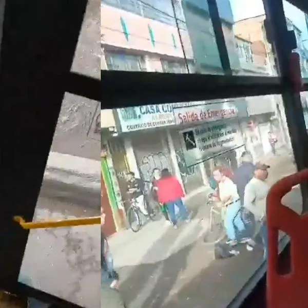 Captura de pantalla de video de agresión a bus alimentador de Transmilenio en Bogotá.