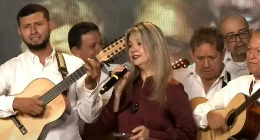 Captura de pantalla de Vicky Dávila cantando en foro en Bucaramanga. 