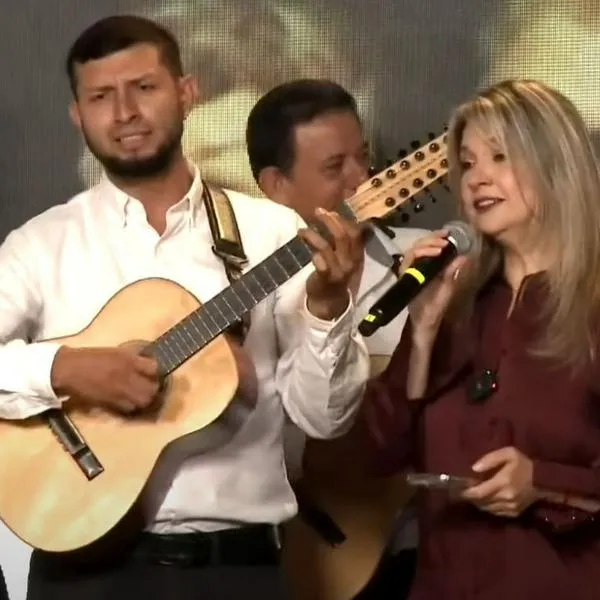 Captura de pantalla de Vicky Dávila cantando en foro en Bucaramanga. 