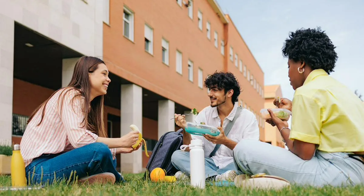 Jóvenes, en nota sobre que darán becas y subsidios de sostenimiento en Bogotá y Soacha