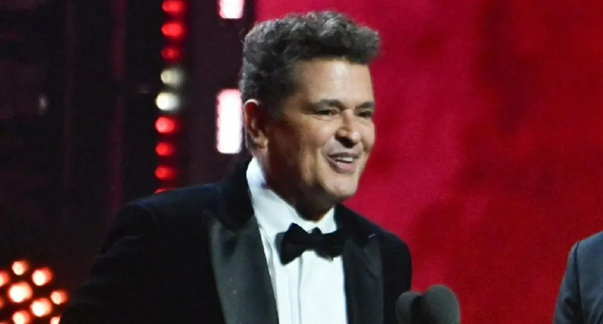 Carlos Vives recibió el Latin Grammy de manos de Jon Bon Jovi