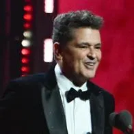 Carlos Vives recibió el Latin Grammy de manos de Jon Bon Jovi