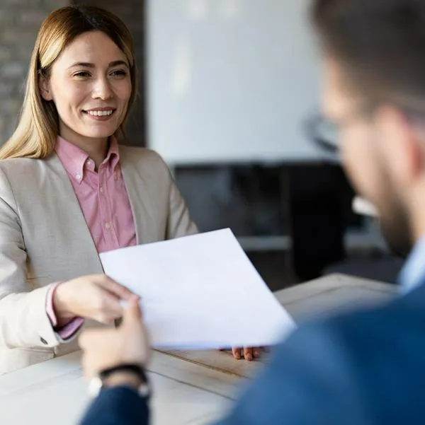 Persona en entrevista de trabajo, en nota sobre feria de empleo del Sena