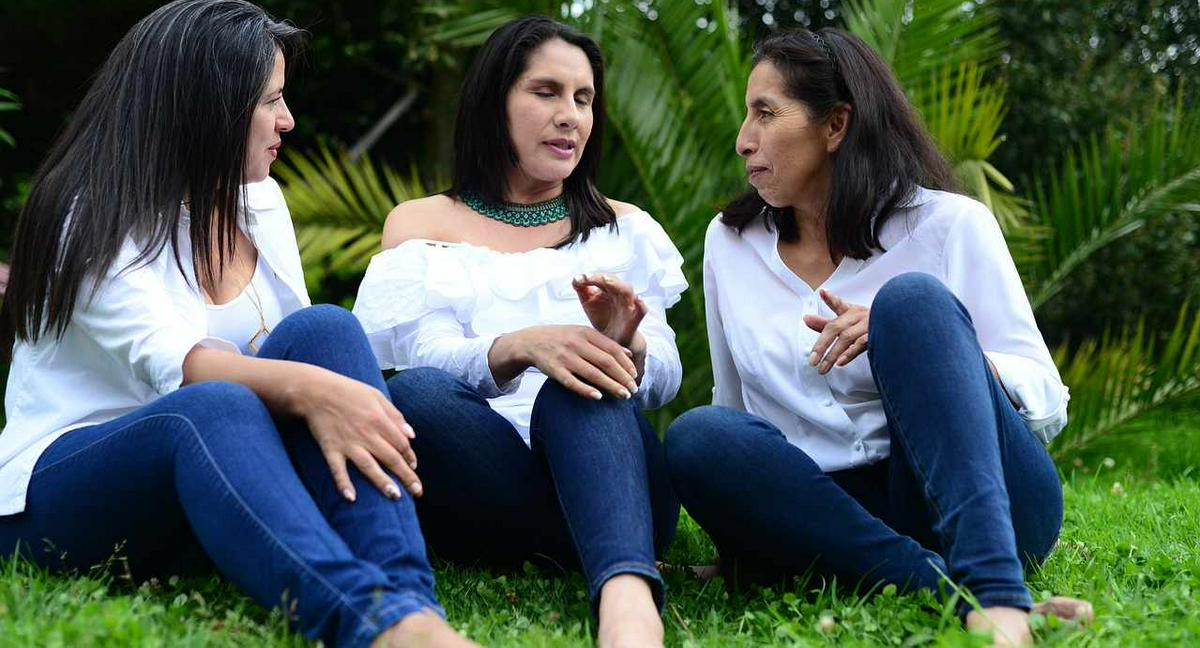 Foto de mujeres hablando, en nota de qué significa que se interrumpa con frecuencia al conversar, según la psicología