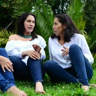 Foto de mujeres hablando, en nota de qué significa que se interrumpa con frecuencia al conversar, según la psicología