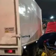 Accidente de tránsito en Bosa (Bogotá), donde furgón arrolló a carpas de vendedores ambulantes y hay tres heridos.