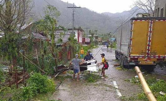 Supertifón Man-yi azota Filipinas, sin dejar víctimas por el momento