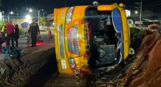 Accidente en la vía Bogotá-Melgar, en Chinauta, por bus que se volcó y hay 15 heridos.