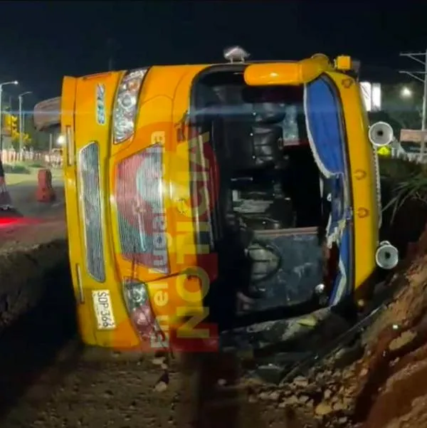 Accidente en la vía Bogotá-Melgar, en Chinauta, por bus que se volcó y hay 15 heridos.