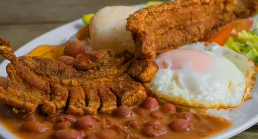 Bandeja paisa en Colombia que, junto a otros platos típicos, ha subido de precio por alza de ingredientes