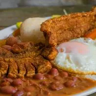 Bandeja paisa en Colombia que, junto a otros platos típicos, ha subido de precio por alza de ingredientes