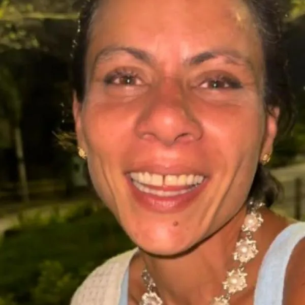 Hijo de Ingrid Karina, modelo que vivió en calle, alertó estafa a nombre de ella