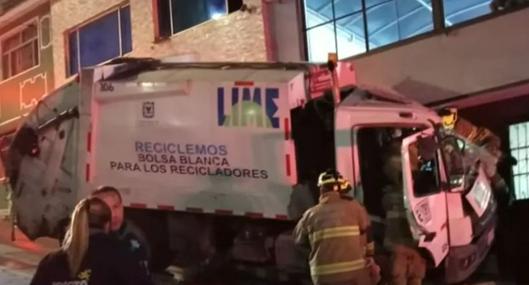 Camión de basura en Bogotá chocó en fachada de casa y conductor quedó atrapado