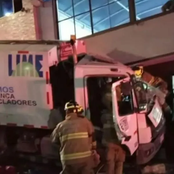 Camión de basura en Bogotá chocó en fachada de casa y conductor quedó atrapado